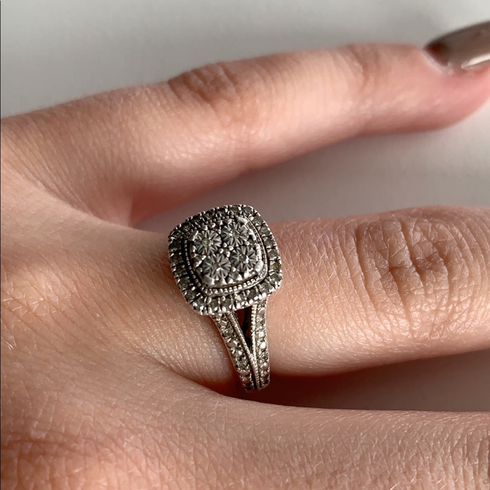 WOMENS ENGAGEMENT RING!! - Picture 1 of 4